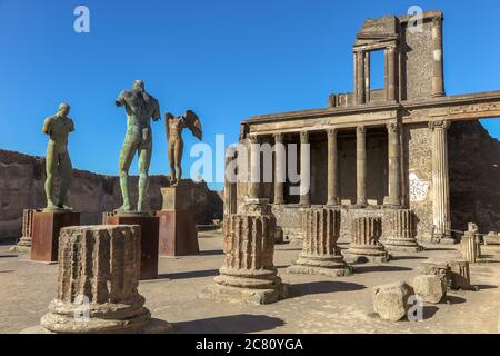 Città di Pompei, Provincia di Napoli - 13 agosto 2016 - sculture in bronzo nelle rovine della Basilica della storica città di Pompei Foto Stock