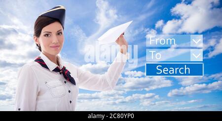 concetto di viaggio - stewardess con aereo di carta e applicazione per la prenotazione online di voli su cielo blu Foto Stock