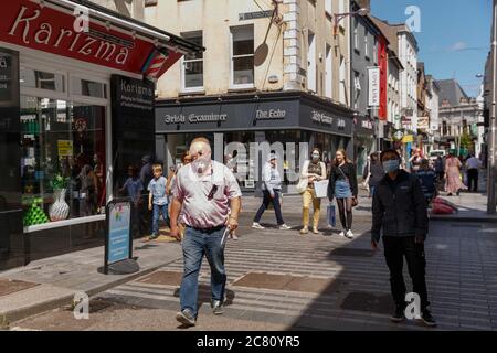 Cork, Irlanda. 20 luglio 2020. Maschere facciali diventano obbligatorie, Cork City. A partire da oggi è ora obbligatorio per gli acquirenti indossare maschere facciali di protezione mentre entrano in qualsiasi negozio. Si tratta di una nuova misura introdotta per frenare la recente crescita dei casi di Covid-19. Credit: Damian Coleman/Alamy Live News Foto Stock