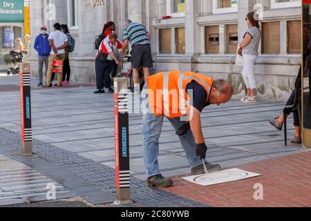 Cork, Irlanda. 20 luglio 2020. Maschere facciali diventano obbligatorie, Cork City. A partire da oggi è ora obbligatorio per gli acquirenti indossare maschere facciali di protezione mentre entrano in qualsiasi negozio. Si tratta di una nuova misura introdotta per frenare la recente crescita dei casi di Covid-19. Credit: Damian Coleman/Alamy Live News Foto Stock