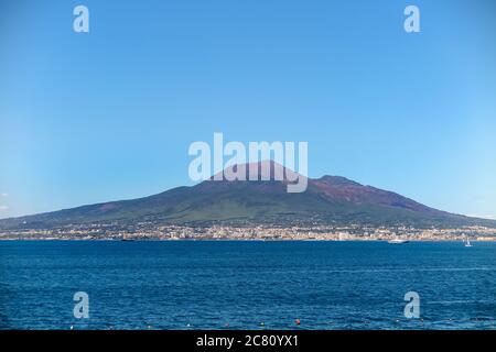 Vista panoramica sul Vesuvio con la città di Napoli e il Mar Mediterraneo, comune di Sorrento, provincia di Napoli, Italia Foto Stock