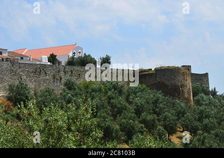 Splendida vista sulla fortezza di Evoramonte e sugli uliveti sotto le mura. Portogallo Foto Stock