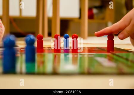Primo piano di persone che giocano a cross e circle game. Gioco da tavolo, Giochi per il tempo libero, gioco, Adulti, amicizia, ludo, famiglia Foto Stock