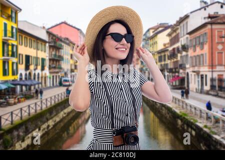 ritratto di giovane bella donna turistica a piedi con macchina fotografica nel centro storico italiano Foto Stock