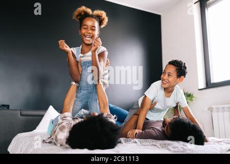 Felice famiglia africana godendo di trascorrere del tempo insieme a casa. Foto Stock