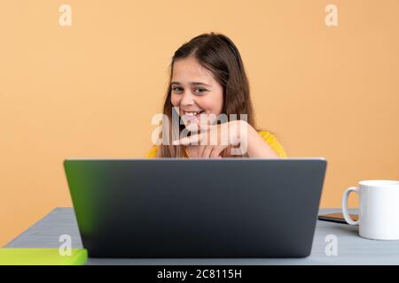 Teen ragazza scuola allievo conferenza chiamata studiare online con tutor remoto da casa Foto Stock