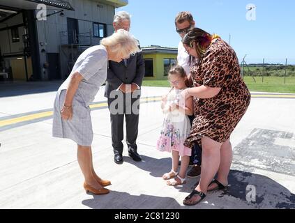 La Duchessa di Cornovaglia e il Presidente del Consiglio dei fiduciari Mark Carne parlano con Leya Raper, Six , che è stato sollevato in aria come un bambino, E i suoi genitori Dan Raper e Casey Raper durante una visita alla base della Cornwall Air Ambulance Trust a Newquay per lanciare il nuovo elicottero 'Duchessa di Cornovaglia', mentre in una visita di tre giorni in Cornovaglia con il Principe di Galles. Foto Stock