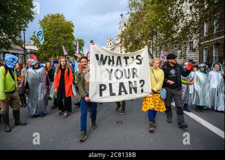 LONDRA - 18 OTTOBRE 2019: Manifestanti sul cambiamento climatico che portano un cartello di protesta in una marcia di protesta della ribellione estinzione Foto Stock