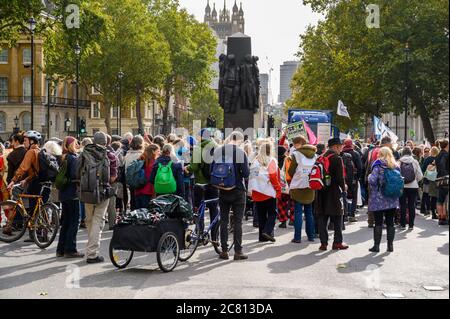 LONDRA - 18 OTTOBRE 2019: I manifestanti della ribellione estinzione circondano il monumento delle Donne della seconda guerra mondiale su Whitehall Foto Stock