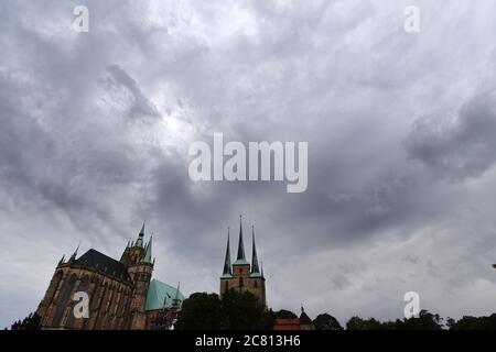 Erfurt, Germania. 20 luglio 2020. Le nuvole grigie si muovono sulla Cattedrale di Santa Maria (l) e sulla Chiesa di Severi (r). La nuova settimana inizia con un cambio di sole e nuvole. Mentre a nord il fronte freddo della bassa 'Anja' fornisce il tempo piovoso, l'aria subtropicale prevale più tardi a sud del meno. Credit: Martin Schutt/dpa-Zentralbild/dpa/Alamy Live News Foto Stock