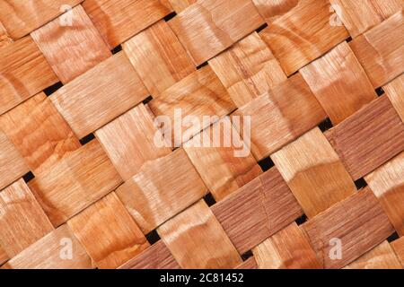 Close-up di una mano-stuoia tessuta realizzata pieghevole della corteccia interna di un Western Red Cedar tree Foto Stock