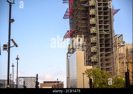 LONDRA - 18 OTTOBRE 2019: Boris Johnson sosia estinzione ribellione protester dopo aver scalato House of Parliament Big ben Tower rivestito in impalcatura Foto Stock