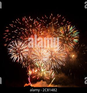 Fuochi d'artificio illuminano il 14 luglio, bastille giorno in Francia Foto Stock