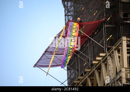 LONDRA - 18 OTTOBRE 2019: Boris Johnson sosia con la bandiera della Pride di ribellione di estinzione su rivestimento di impalcatura sulle case del Parlamento Big ben Towe Foto Stock