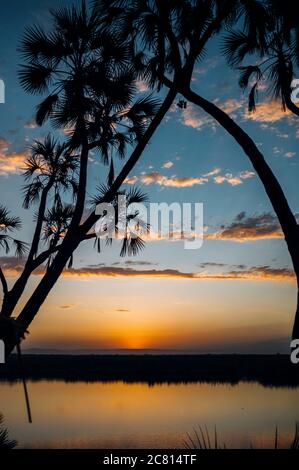 Tramonto sulla naturale oasi termale calda al Doho Safari Lodge nella regione Afar dell'Etiopia. Foto Stock