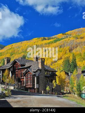 Immagine verticale di un alto edificio con splendidi alberi autunnali Sullo sfondo in Colorado Foto Stock