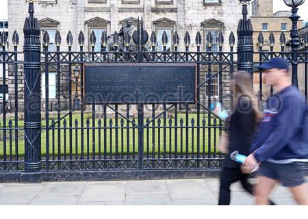 Edimburgo, Scozia, Regno Unito. 20 luglio 2020. Da mercoledì 22 la Royal Bank of Scotland (RBS) cambierà ufficialmente il suo nome in NatWest Group che porta alla fine di un nome che è stato in vigore dal 1727. Il 80% dei clienti si banca con il marchio NatWest, piuttosto che attraverso le filiali RBS. Visto qui RBS ha registrato la sede principale in St Andrew Square. Credit: Craig Brown/Alamy Live News Foto Stock