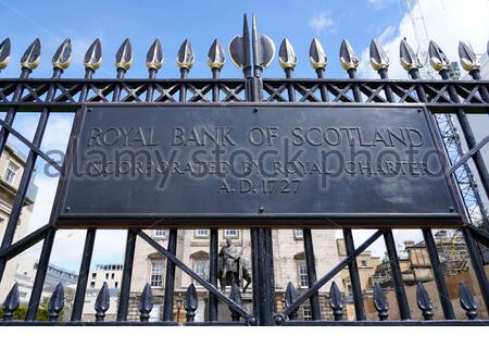 Edimburgo, Scozia, Regno Unito. 20 luglio 2020. Da mercoledì 22 la Royal Bank of Scotland (RBS) cambierà ufficialmente il suo nome in NatWest Group che porta alla fine di un nome che è stato in vigore dal 1727. Il 80% dei clienti si banca con il marchio NatWest, piuttosto che attraverso le filiali RBS. Visto qui RBS ha registrato la sede principale in St Andrew Square. Credit: Craig Brown/Alamy Live News Foto Stock