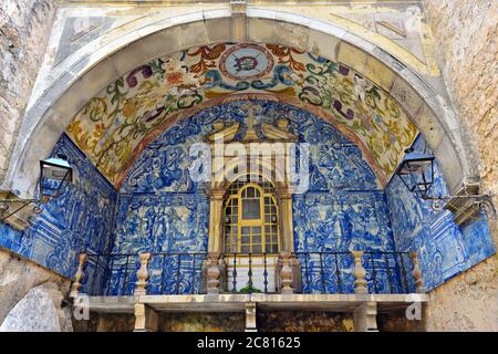 Bella architettura medievale nel centro storico di Obidos in Portogallo. Parte di casa antica decorata con blu azulejo pannello di piastrelle mostrato portoghese Foto Stock