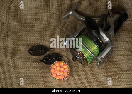 Pesca, carpa con linel da pesca sullo sfondo del burlap . Scappatura Foto Stock