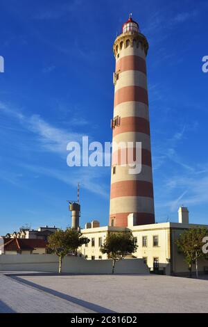 Splendida vista sul faro Farol da barra in Praia da barra resort al tramonto, famosa località in Portogallo Foto Stock