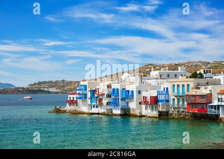 Piccole case a Venezia nella città di Chora Mykonos con yacht e nave da crociera. Isola di Mykonos, Greecer Foto Stock