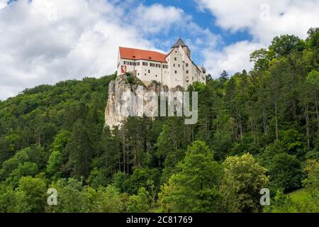 RIEDENBURG, GERMANIA - 3 LUGLIO: Castello di Prunn nella valle Altmuehltal a Riedenburg, Germania il 3 luglio 2020. Foto Stock