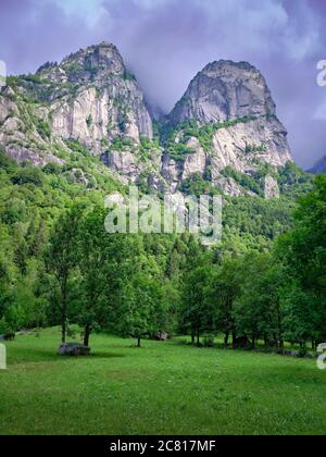 Estate nuvoloso giorno in Val di Mello con le loro magnifiche montagne circostanti, Sondrio, Italia Foto Stock