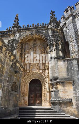 Il monumento di architettura religiosa medievale. Monastero dell'Ordine di Cristo - la principale roccaforte dei Templari portoghesi e del loro successore Foto Stock
