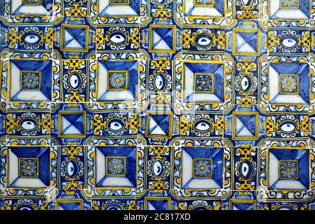 Antico pannello azulejo di piastrelle nella città medievale Obidos. Tipiche piastrelle portoghesi antiche con figure dipinte a mano in blu e giallo su bianco Foto Stock