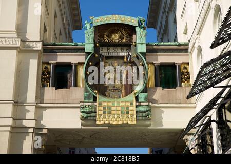 Famoso orologio astronomico, chiamato come orologio Anker, a Vienna. Foto Stock