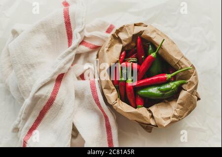 Peperoncini e Jalepenos in una borsa di carta Foto Stock