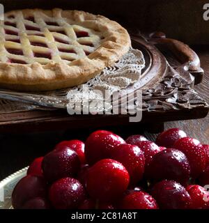 torta di ciliegie con ciliegie orgniche fresche lavate nel terreno Foto Stock