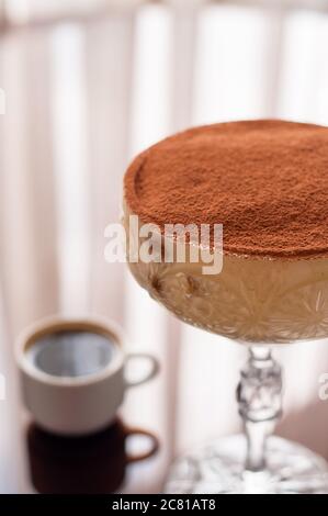 Il tiramisù nella ciotola di vetro sullo sfondo di legno Foto Stock