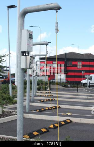 Punti di ricarica per ambulanza in una stazione di ambulanza Solar PV punti di ricarica in una stazione di ambulanza Foto Stock