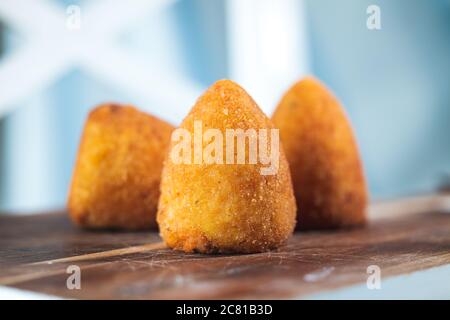 Palline di riso fatte in casa dalla Sicilia, chiamate Arancine Foto Stock