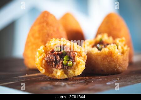 Palline di riso fatte in casa dalla Sicilia, chiamate Arancine Foto Stock