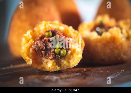 Palline di riso fatte in casa dalla Sicilia, chiamate Arancine Foto Stock