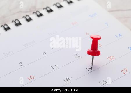 concetto di scadenza con push pin sulla data di calendario primo piano Foto Stock