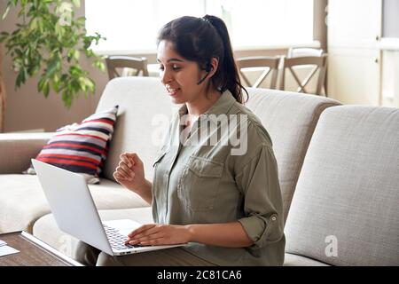 Donna indiana insegnante online con cuffie per videochiamare in conferenza. Foto Stock