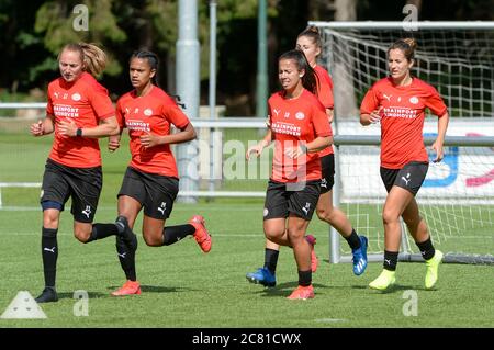 EINDHOVEN, PAESI BASSI - LUGLIO 20: Nadia Coolen di PSV, Esmee Brugts di PSV, Naomi Pattiwael di PSV, Amy Harrison di PSV e Georgina Carreras di PSV visto durante il primo allenamento della stagione di PSV il 20 luglio 2020 a Eindhoven, Paesi Bassi. Foto Stock