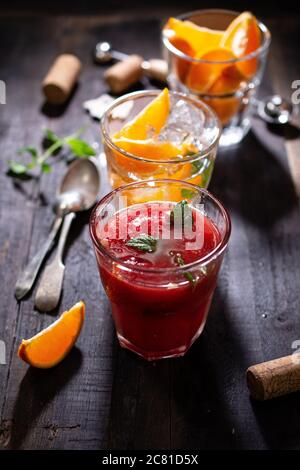 Succo di cocomero con ghiaccio. UNO snack fresco. Stile country. Cibo sano e bevande. Foto Stock