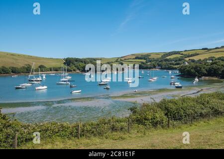 Vista estiva dell'estuario di Salcombe da Snapes Point nel South Hams, Devon, Regno Unito Foto Stock