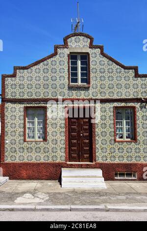 Antica casa residenziale decorata con piastrelle tradizionali portoghesi nella famosa località Costa Nova sulla costa atlantica nel quartiere Aveiro, Portogallo Foto Stock