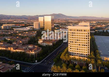 Vista aerea del tramonto riflesso nelle torri di uffici dello Spectrum Center, a Irvine, California Foto Stock