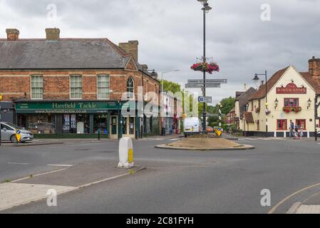 La rotatoria all'incrocio tra High Street, Rickmansworth Road, Park Lane e Breakspear Road North nel centro del villaggio di Harefield. Foto Stock