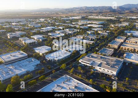 Vista aerea su un moderno parco industriale nella parte est di Irvine, California Foto Stock