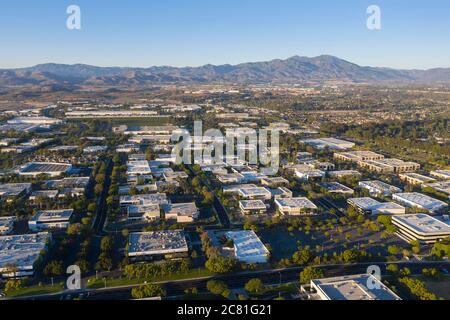 Vista aerea su un moderno parco industriale nella parte est di Irvine, California Foto Stock