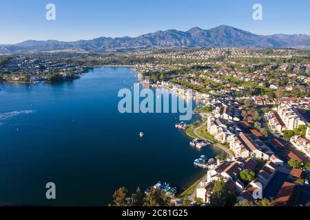 Vista aerea del lago Mission Viejo con Santiago Peak in lontananza, nella periferia di Orange County, California Foto Stock