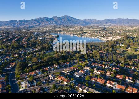 Vista aerea del lago Mission Viejo con Santiago Peak in lontananza, nella periferia di Orange County, California Foto Stock